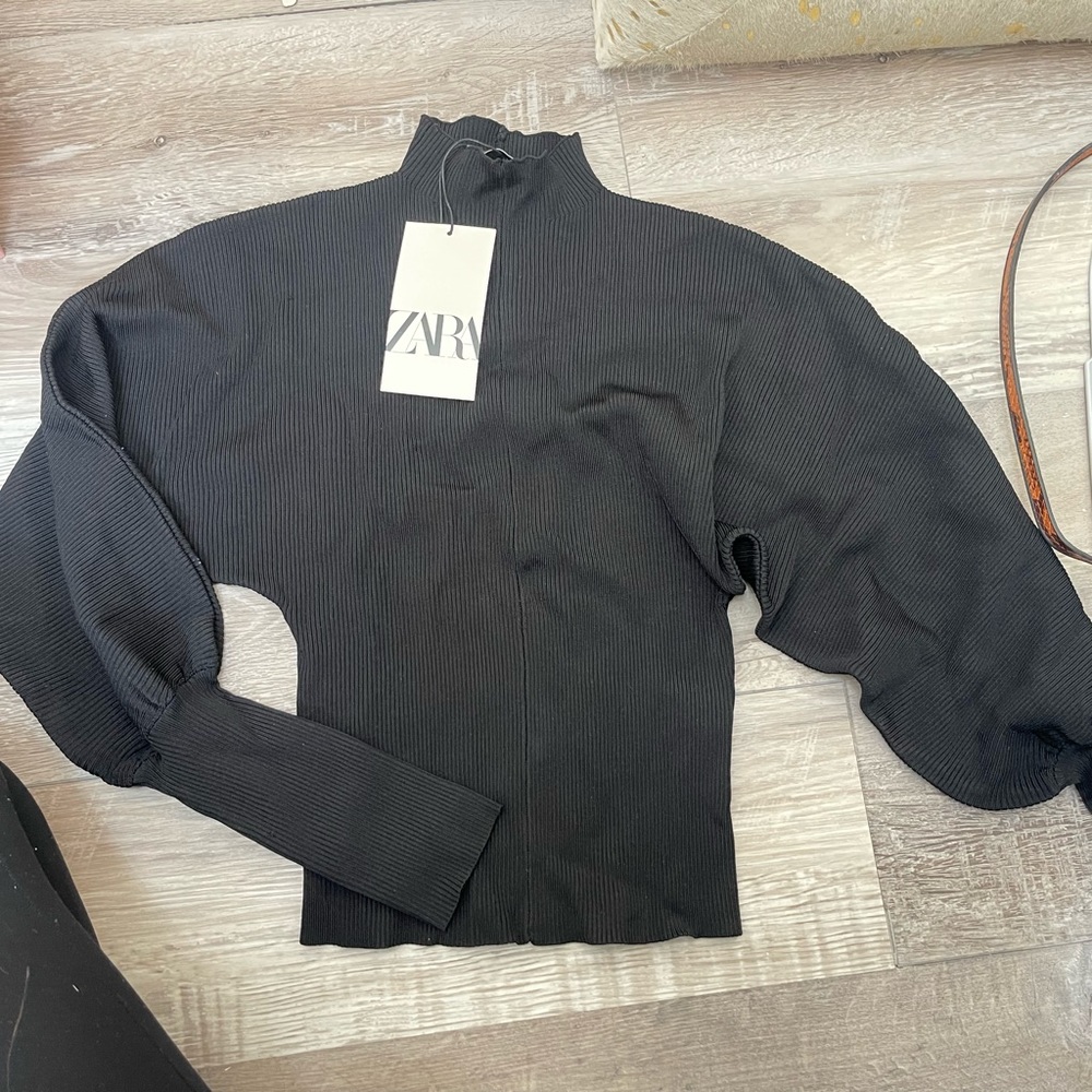 NWT ZARA knit sweater with puff sleeves